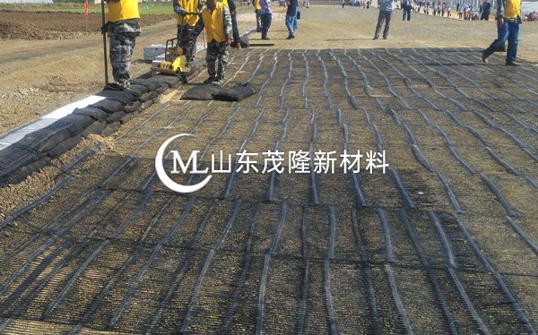 《京臺高速改擴(kuò)建》土工布、土工格柵施工