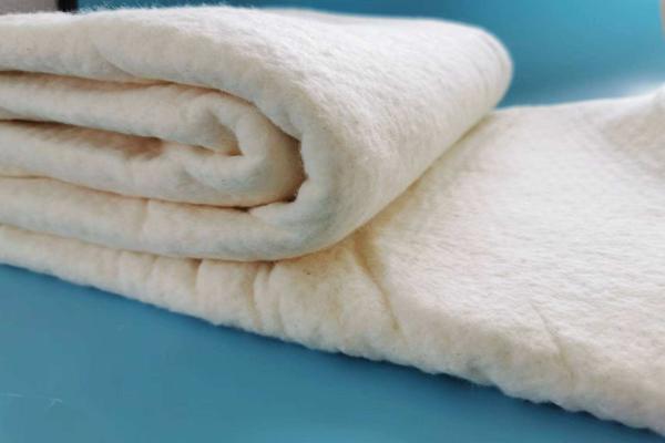 土工布和棉氈的特點(diǎn)及應(yīng)用領(lǐng)域?qū)Ρ? 第3張